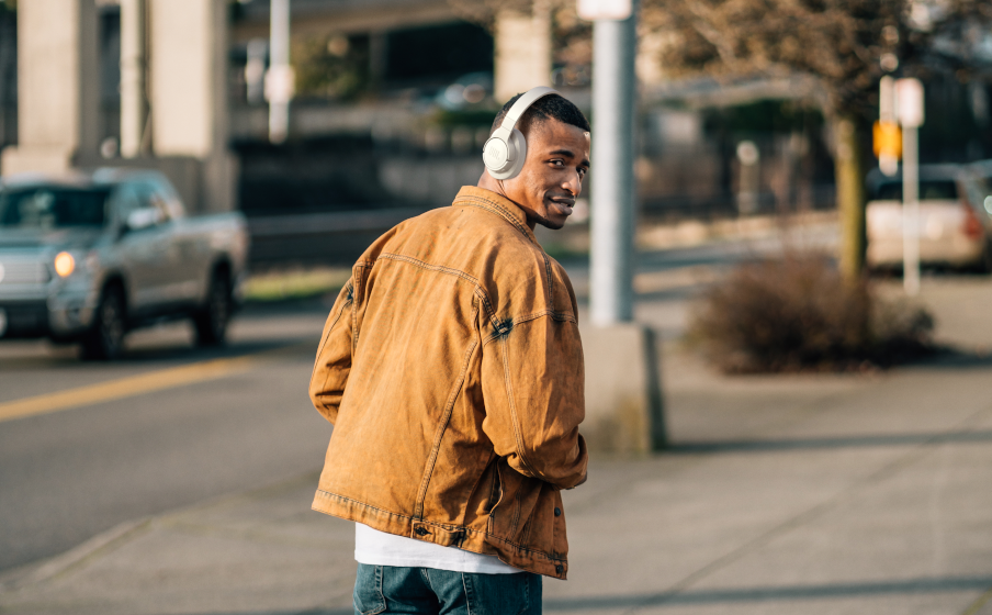 Duraci&oacute;n de la bater&iacute;a de 35 horas con Bluetooth y cancelaci&oacute;n de ruido - 2 horas de tiempo de recarga